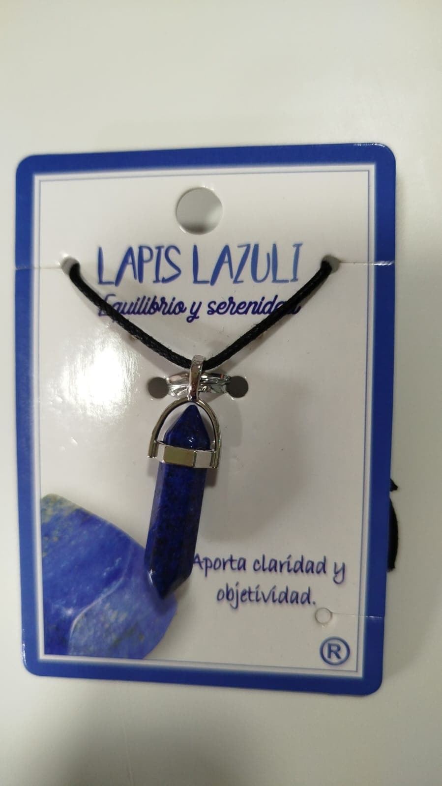 Colgante de lapislázuli en punta con cordón negro