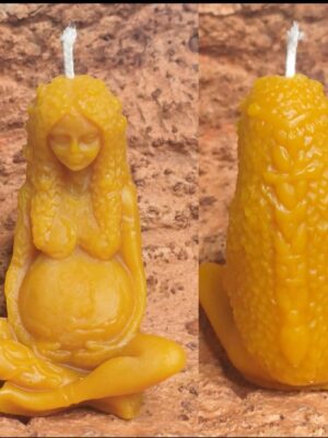 Diosa Gaya en vela chica 7.5cm de miel natural de abeja