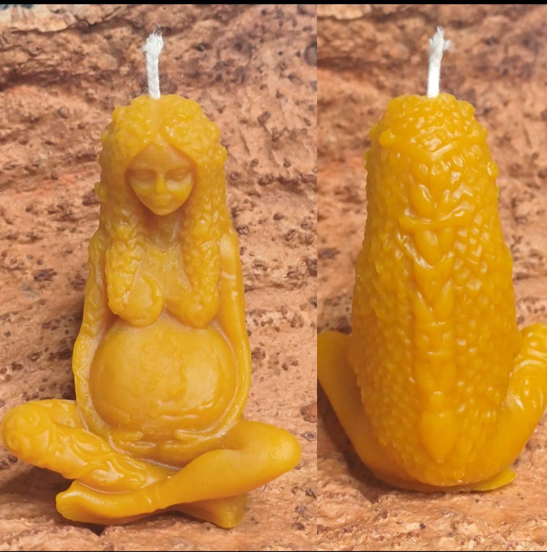 Diosa Gaya en vela chica 7.5cm de miel natural de abeja