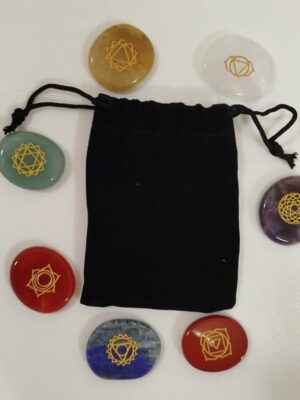 Piedras de 7 chacras naturales minerales grabados los símbolos de 3 cm de largas con bolsa de terciopelo